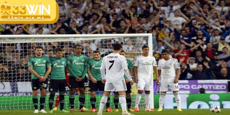 Trong bóng đá có nhiều loại đá phạt khác nhau được sử dụng thường xuyên